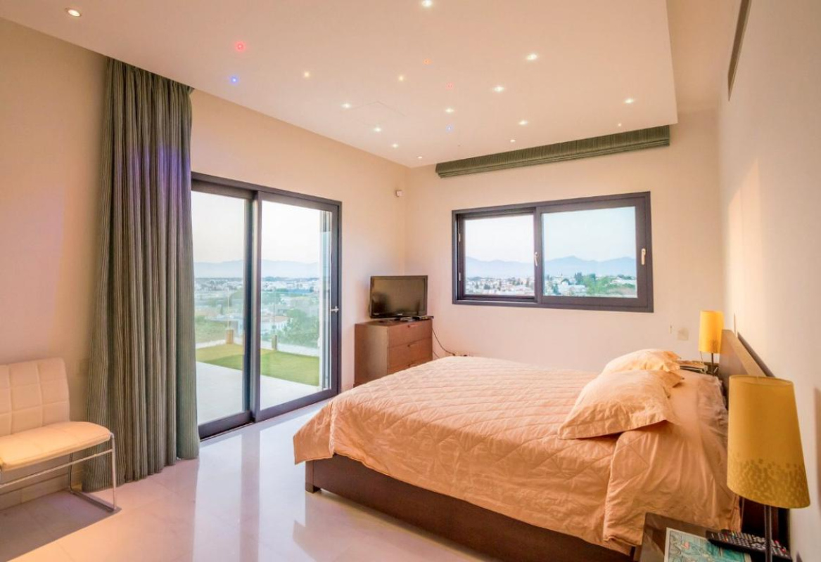 7 bedrooms Villa in Nicosia, Cyprus No. 38393
