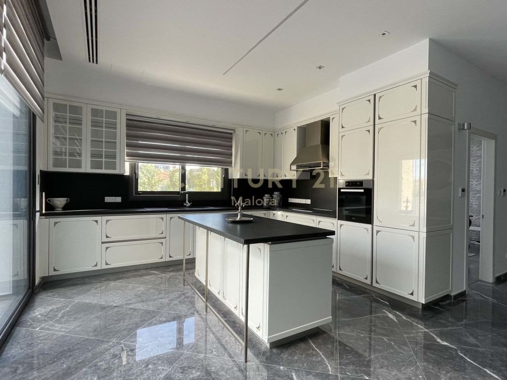 5 bedrooms Villa in Germasogeia, Limassol, Cyprus No. 55723